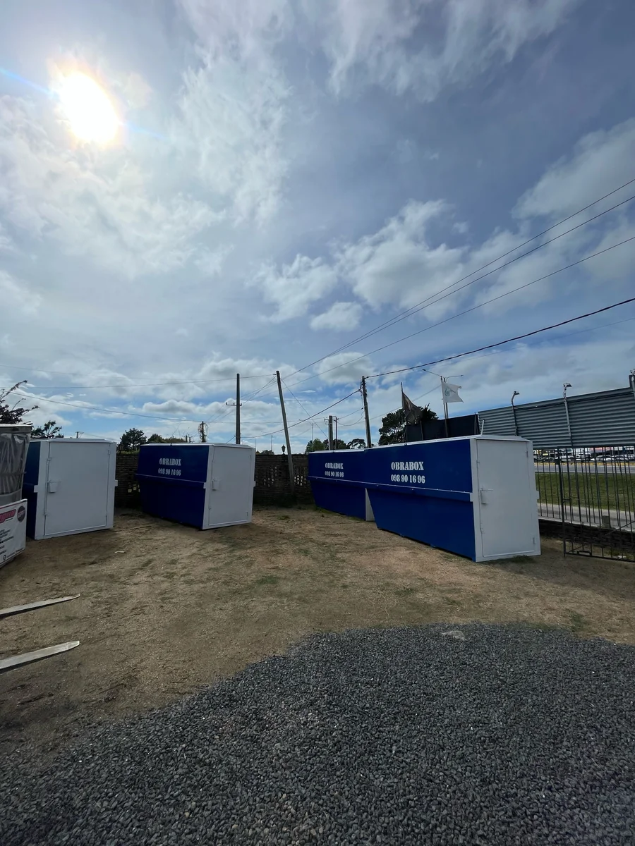 Cuatro obradores o boxes de obra ObraBox en la base, listos para salir a obra
