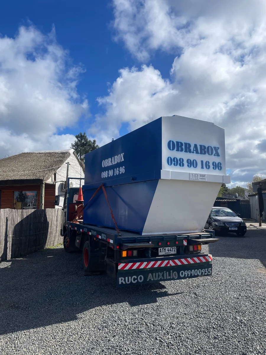 Obrador ObraBox arriba de un camión, listo para la entrega en obra