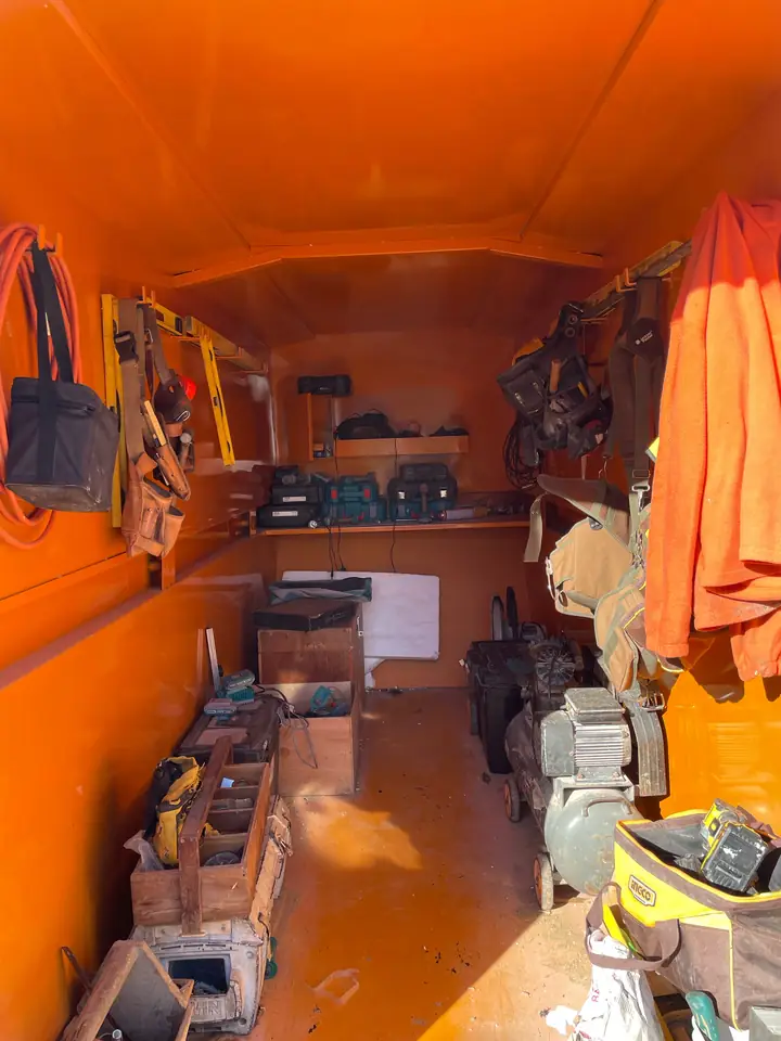 Interior de un obrador ObraBox con herramientas y materiales
